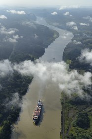 Panama, Canal de Panama, un cargo Panamax porte-conteneurs emprunte la coupe Gaillard (ou coupe Culebra) entre les écluses Pedro Miguel du côté Pacifique et la rivière Chagres menant au lac Gatun (vue aérienne)