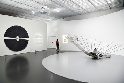 France, Moselle (57), Metz, quartier de l'Amphithéatre, le Centre Pompidou-Metz, centre d'art conçus par les architectes Shigeru Ban et Jean de Gastines, oeuvre de Rebecca Horn