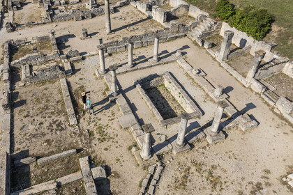 France, Bouches-du-Rhône (13), Parc Naturel Régional des Alpilles, Saint-Rémy-de-Provence, site archéologique de Glanum, maison des Antes avec péristyle et bassin (vue aérienne)