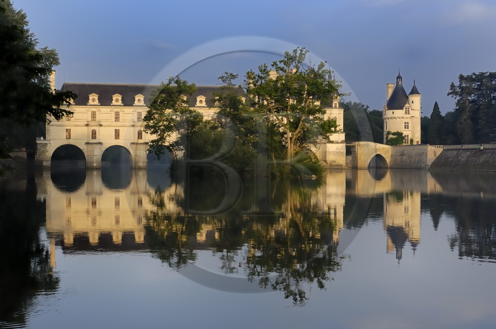 France, Indre-et-Loire (37), château de Chenonceau de style Renaissance qui enjambe le Cher, édifié de 1513 à 1521 et la tour des Marques