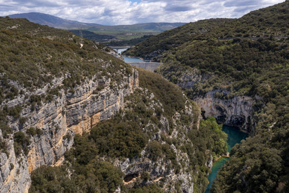 Var (83) rive gauche et Alpes-de-Haute-Provence (04) rive droite, Parc Naturel Régional du Verdon, Basses Gorges du Verdon en aval du lac de Sainte Croix, les gorges de Baudinard et le barrage de Sainte Croix en arrière plan (vue aérienne)