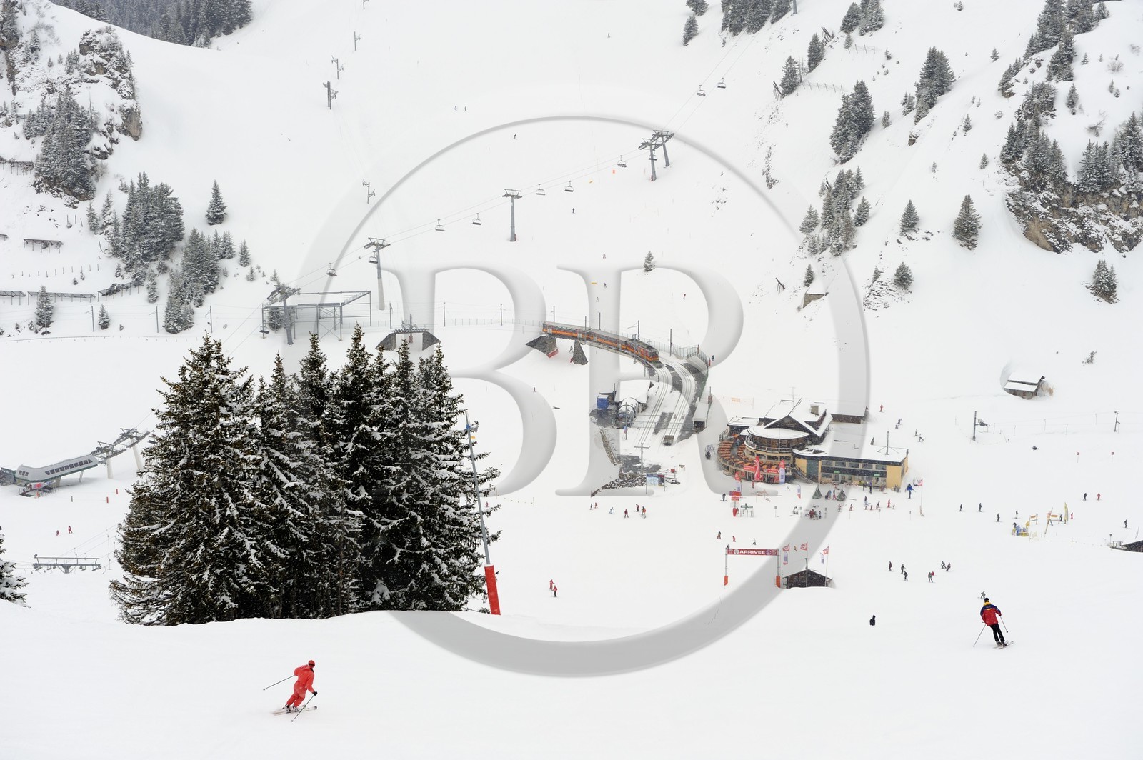 Suisse, Canton de Vaud, Domaine skiable de Villars sur Ollon - Gryon, le train qui monte jusqu'aux pistes de ski, la gare de Bretay