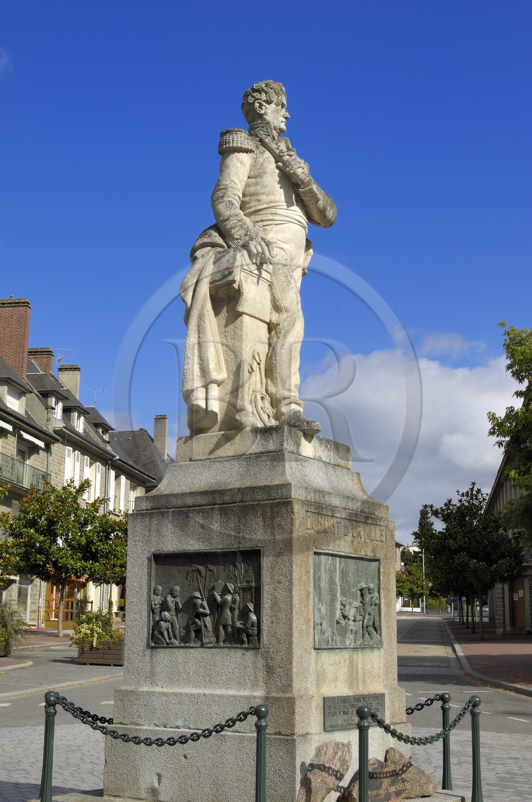 France, Calvados (14), la Suisse normande, Condé-sur-Noireau, statue de Dumont d'Urville