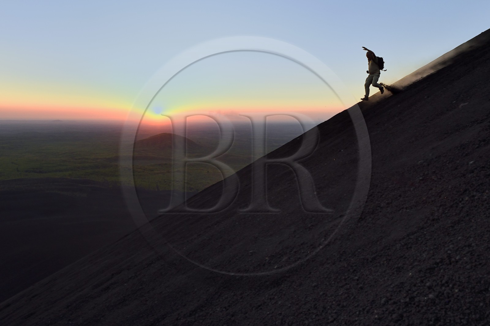 Nicaragua, région de Leon, Volcan Cerro Negro dans la cordillère des Maribios (ou Marrabios), homme courant dans les cendres de la pente du volcan