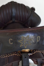 France, Bouches-du-Rhône (13), Les Saintes-Maries-de-la-Mer, le Mas Cacharel, selle de gardian camarguais marqué aux initiales du propriétaire Florian Colomb de Daunant