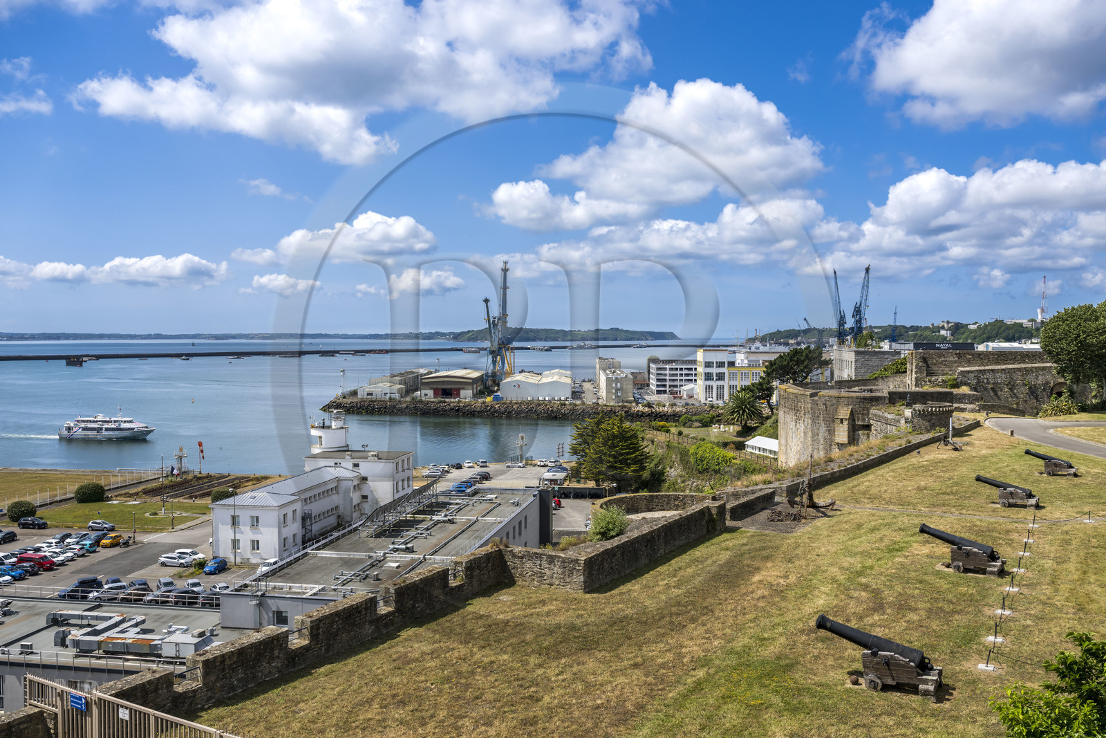France, Finistère (29), Brest, l'arsenal, la Rade-Abri du port militaire base navale de la Marine nationale vue depuis le château, Batterie de la Rose