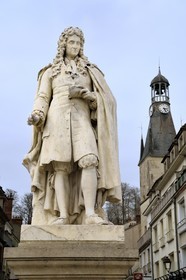 France, Aisne (02), Château-Thierry, statue de Jean de La Fontaine par le sculpteur Charles-René Laitié et la tour Balhan en arrière plan
