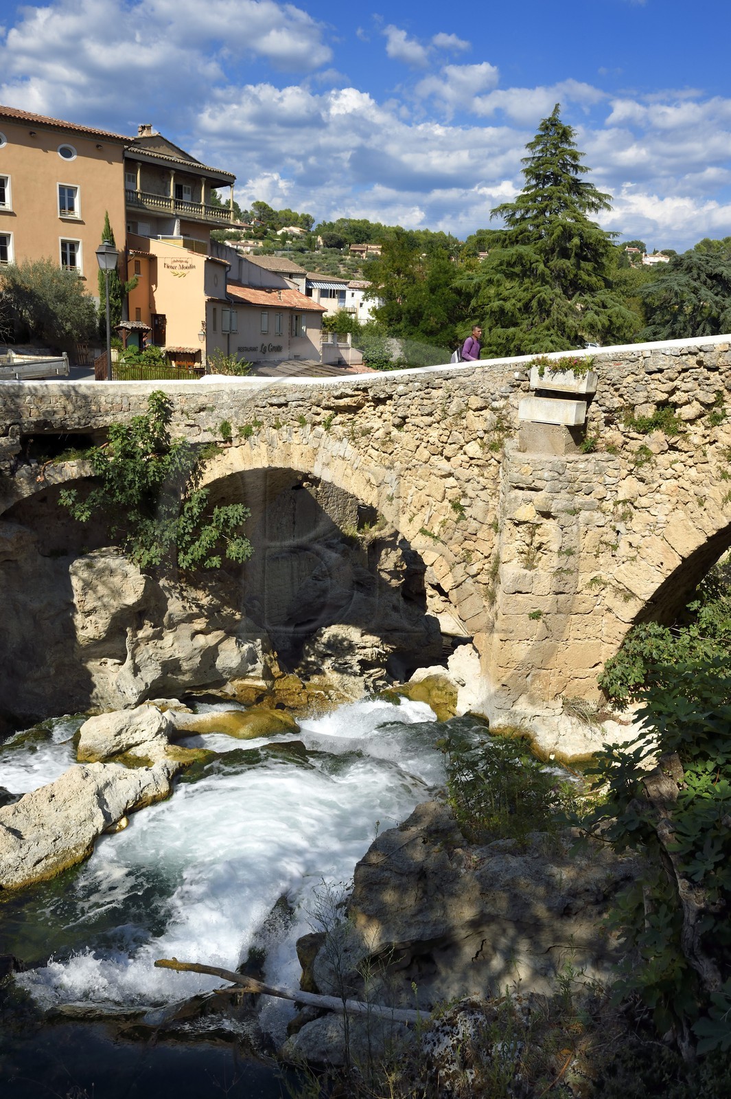 France, Var (83), Trans-en-Provence dans la région de Draguignan, cascades et pont sur la rivière Nartuby