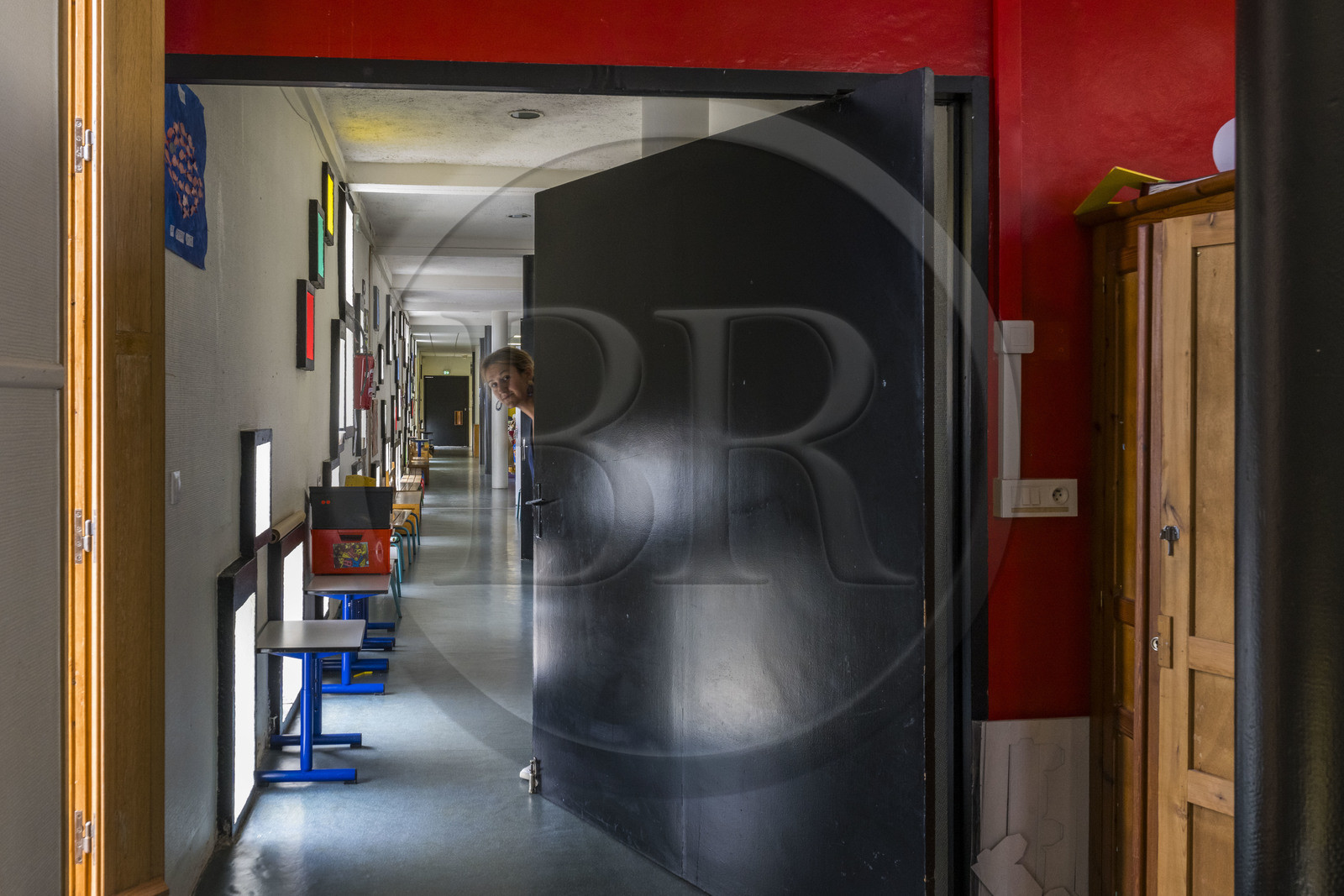 France, Loire-Atlantique (44), banlieue de Nantes, Rezé, la Maison Radieuse par l'architecte Le Corbusier, l'école maternelle installée sur le toit-terrasse et sa directrice Carla Godard