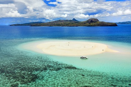 France, Ile de Mayotte, Grande-Terre, M'Tsamoudou, ilot de sable blanc sur le récif de corail dans la lagune face à la pointe Saziley (vue aérienne)