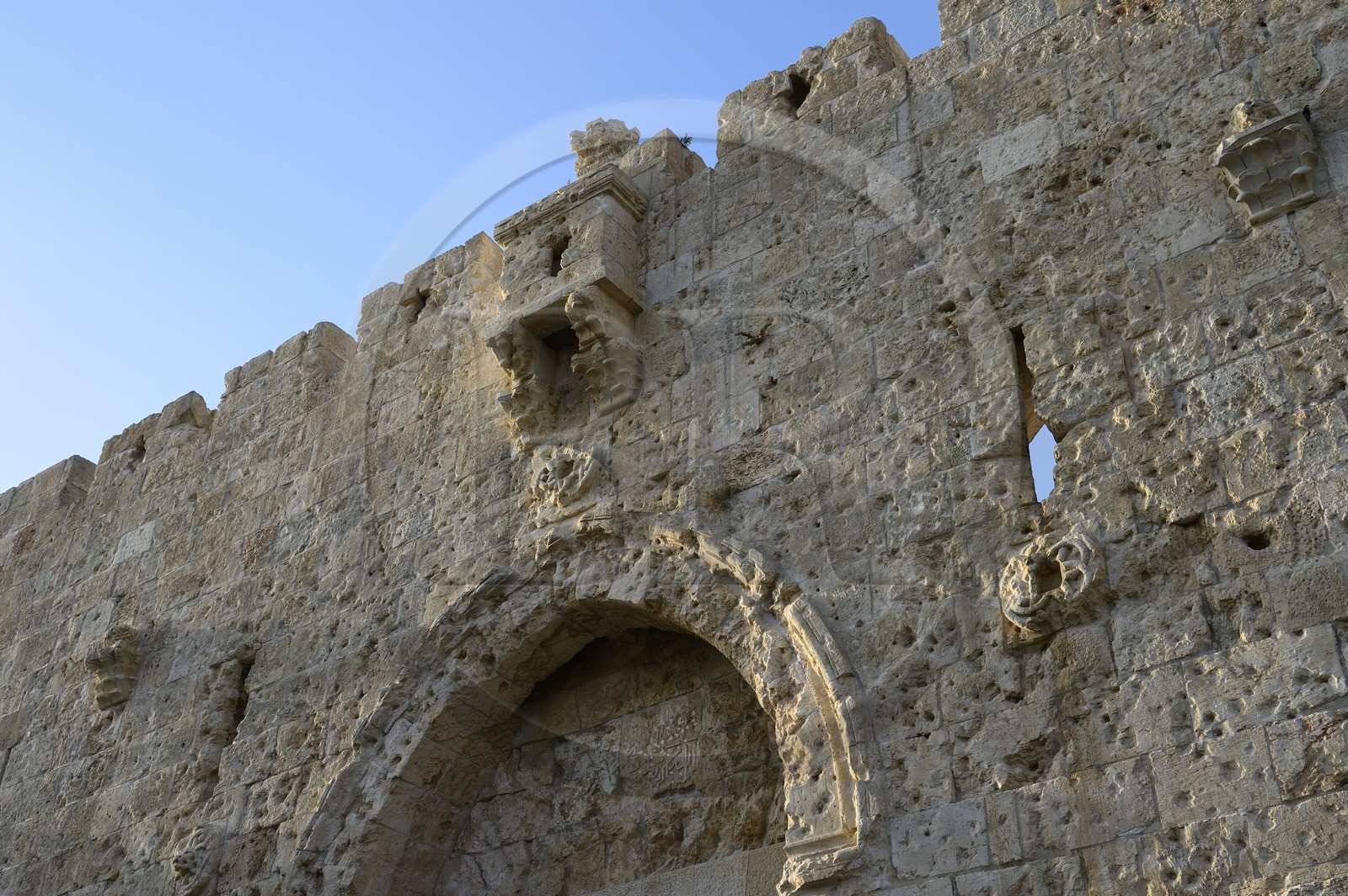 Israel, Jérusalem, ville sainte, vieille-ville classée Patrimoine Mondial de l'UNESCO, la Porte de Sion est une des huit portes de la vieille ville, les pierres autour de la porte ont été grêlé par des tirs d'armes lors de la guerre israélo-arabe de 1948