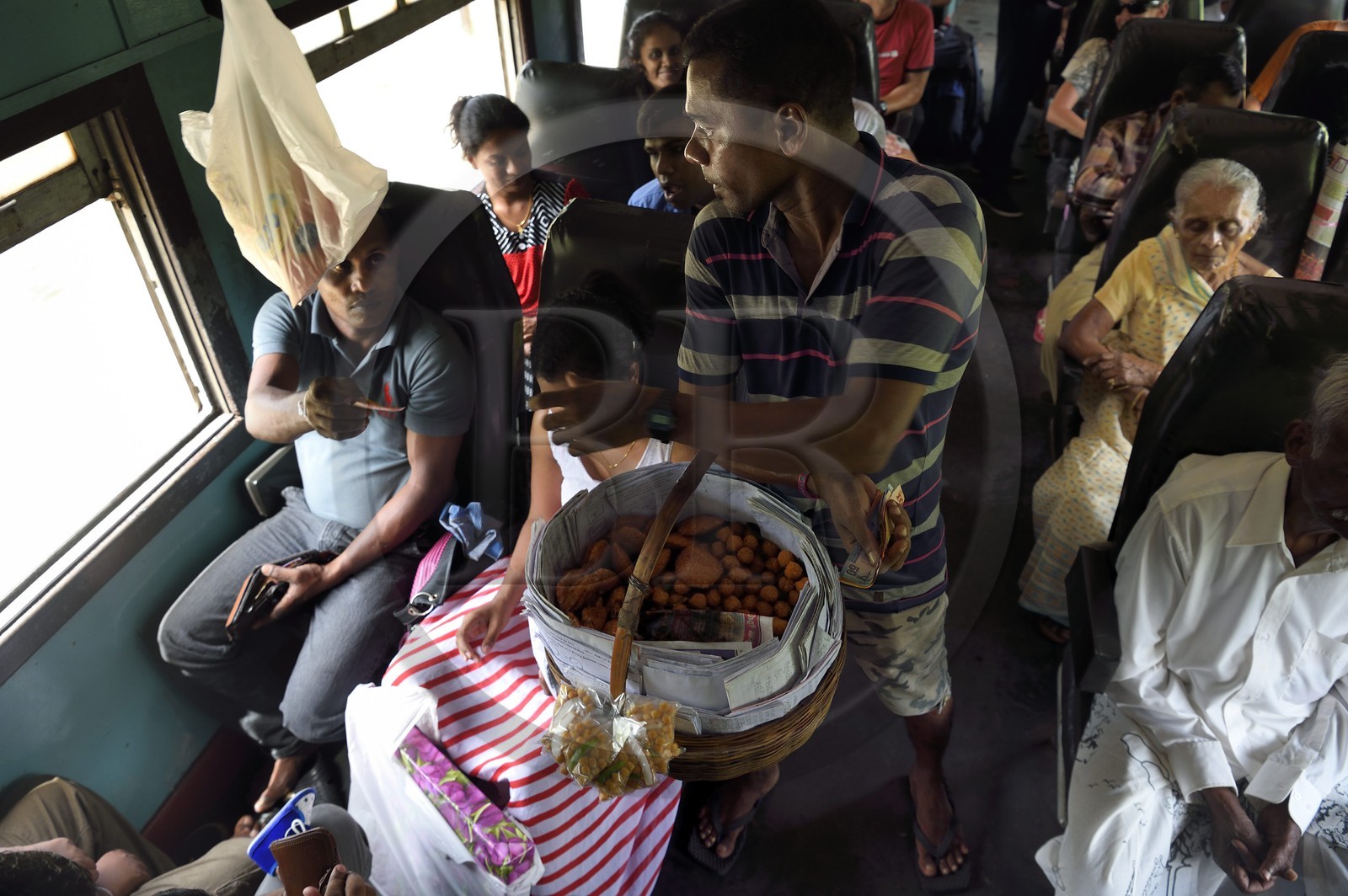 Sri Lanka, Province du Sud, train de Galle à Colombo, vendeur ambulant de beignets de crevettes et de wade