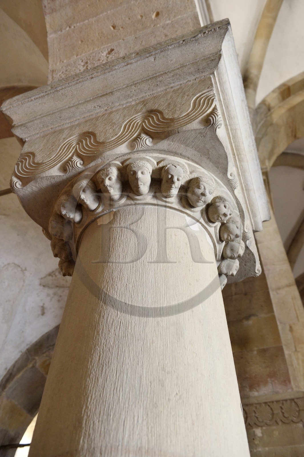 France, Bas-Rhin (67), Rosheim, église romane Saint-Pierre et St-Paul, chapiteau à têtes avec ses 21 figures humaines