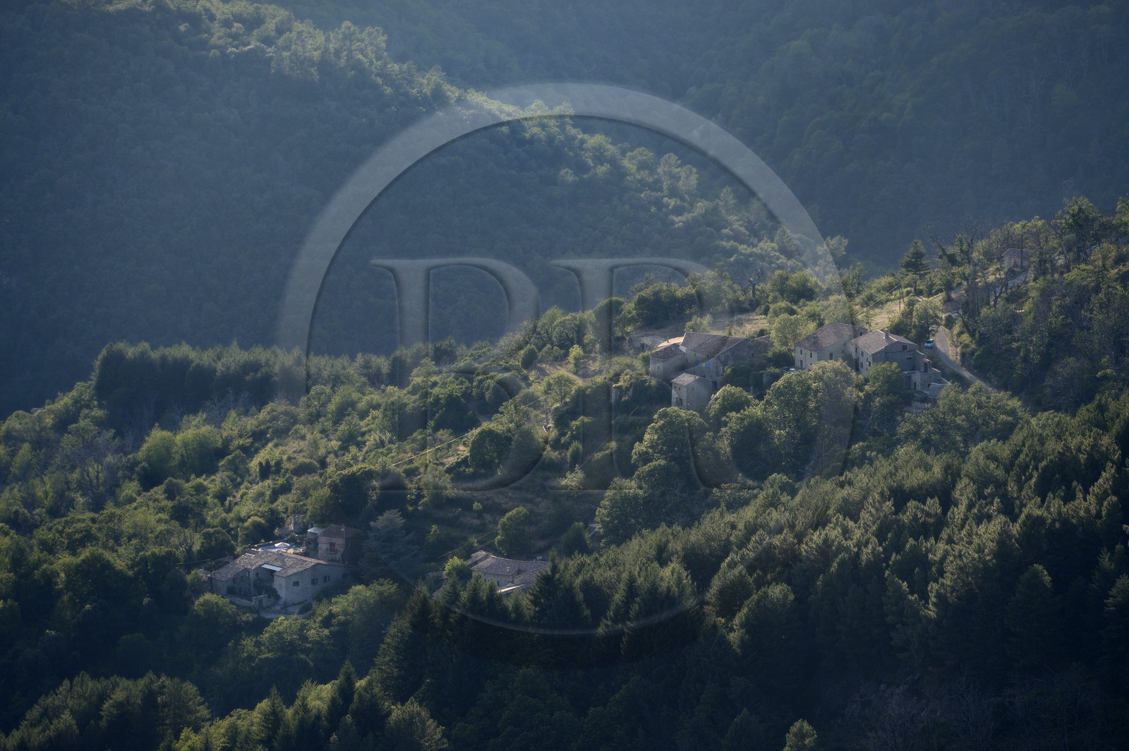 France, Ardèche (07), Sanilhac, petit hameau au pied de la Tour de Brison