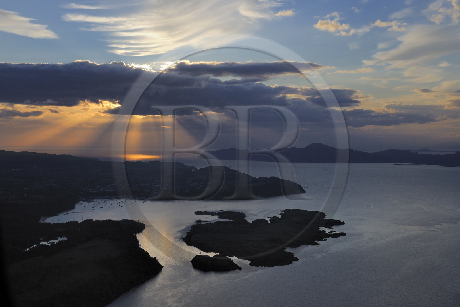 Royaume-Uni, Ecosse, Highland, Hébrides intérieures, Ile de Mull, Tobermory et la côte Nord (vue aérienne)