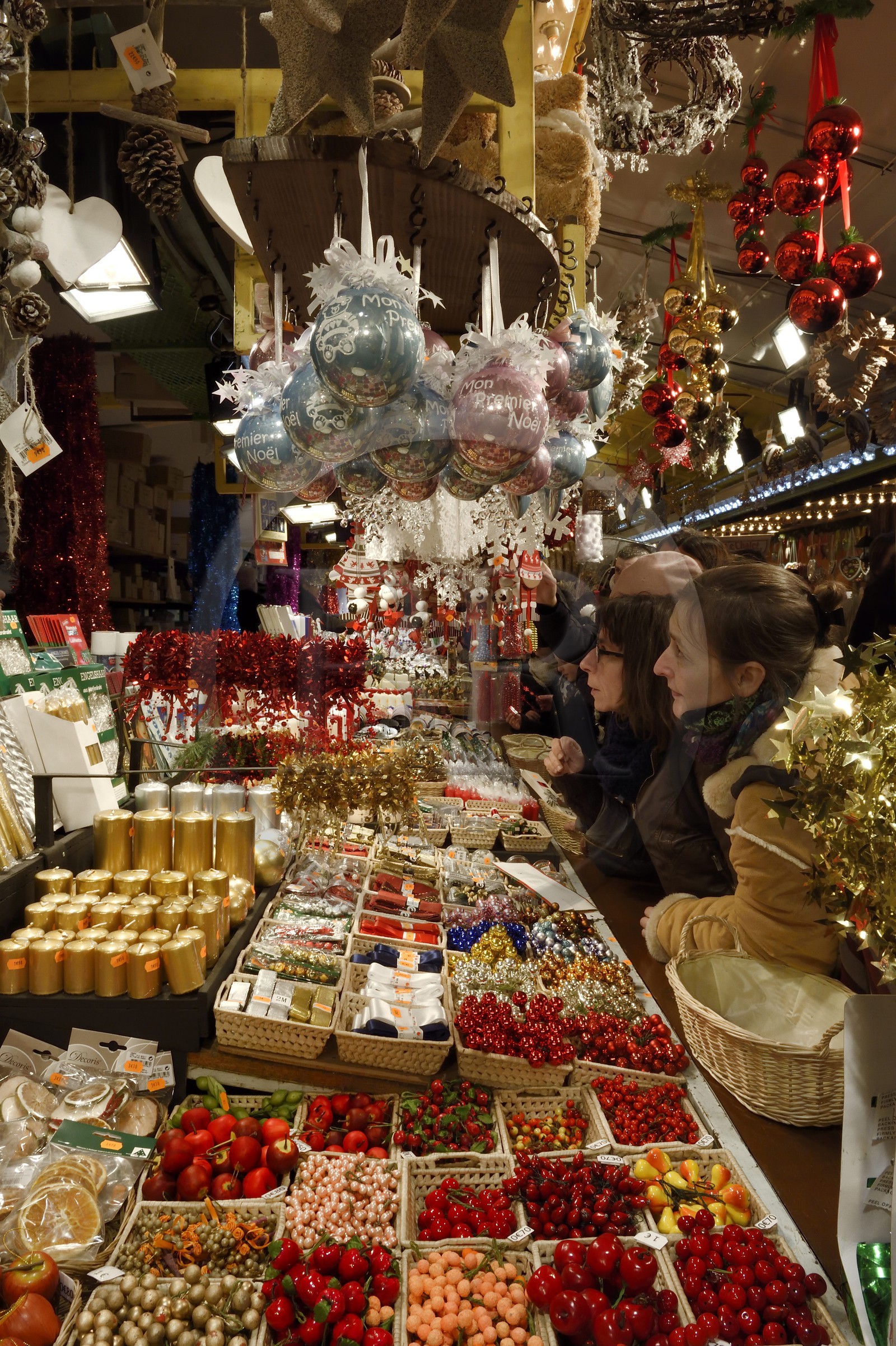 France, Bas-Rhin (67), Strasbourg, vieille ville classée Patrimoine Mondial de l'UNESCO, marché de Noël (Christkindelsmarik) de la place Broglie