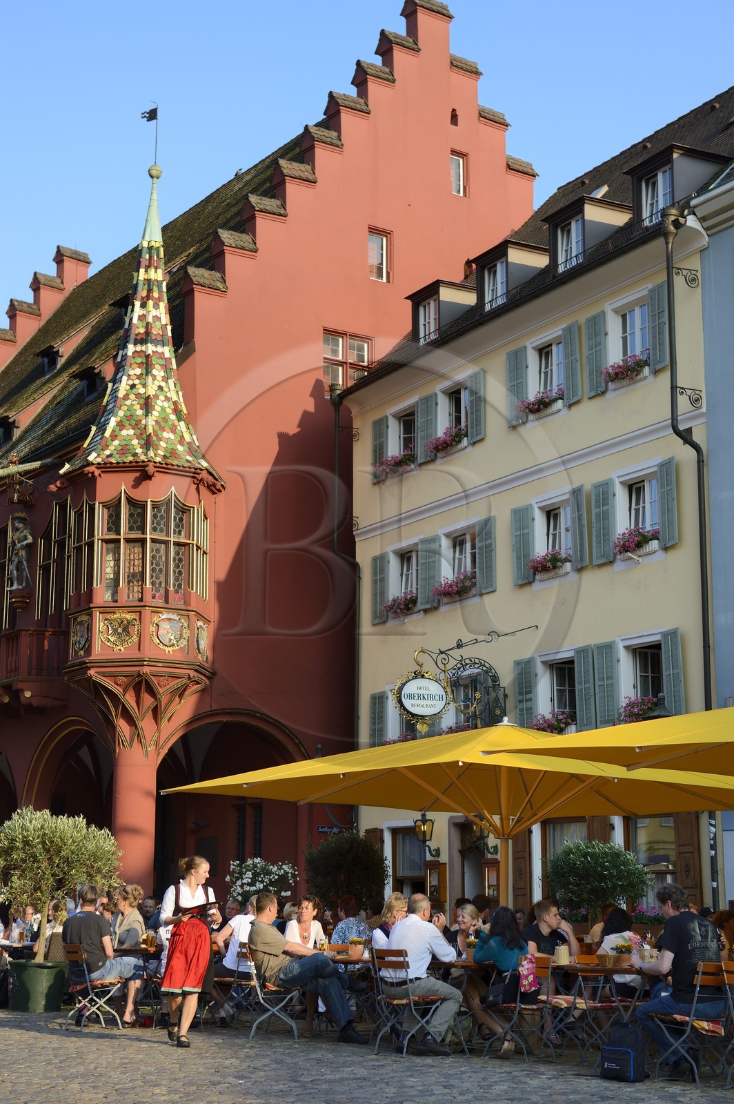 Allemagne, Bade-Wurtemberg, Fribourg en Brisgau, la Maison historique des marchands du début du XVIème siècle sur la Munsterplatz et la terrasse du restaurant Oberkirch