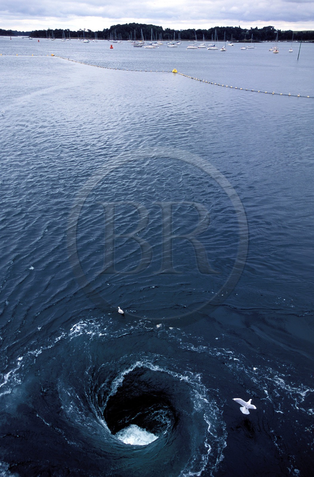 France, Ille-et-Vilaine (35), Saint-Malo, tourbillon au barrage sur la Rance à l' usine Marémotrice EDF