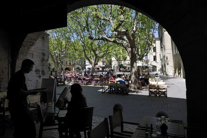 France, Gard (30), Uzès, classée ville d'art et d'histoire, la Place aux Herbes entourée de maisons à arcades et ses terrasses de café