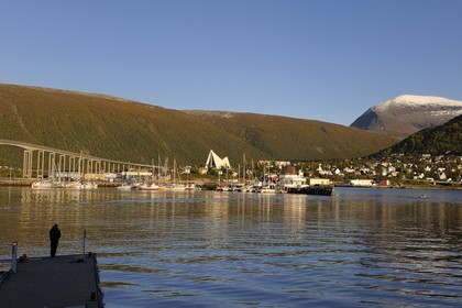 Norvège, Troms, le port de Tromso dans le fjord Tromsesundet, la cathédrale Arctique en arrière plan et le mont Tromsdalstind (1238 m)