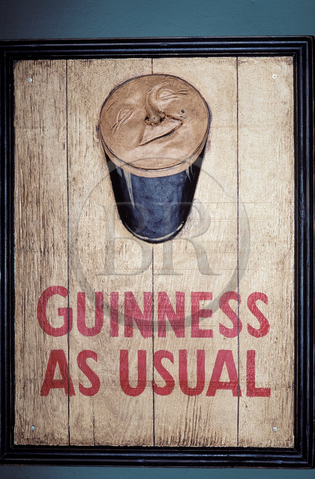 Irlande, comté de Dublin, panneau de bois publicitaire pour Guinness