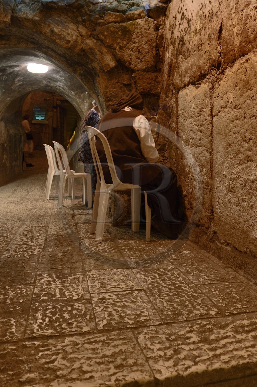 Israel, Jérusalem, ville sainte, vieille-ville classée Patrimoine Mondial de l'UNESCO, souterrain du Kotel qui longe le Mur occidental faisant partie des murs de soutènement de l'esplanade du Temple construite par Hérode Ier le Grand, cet endroit où des femmes sont en prière est l'endroit le plus proche du Kodesh Ha' Kodashim (Saint des Saints)