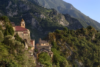 France, Alpes-Maritimes (06), vallée de la Roya (arrière-pays niçois), au pied du parc national du Mercantour, village perché de Saorge, l'église Saint-Sauveur domine la vallée