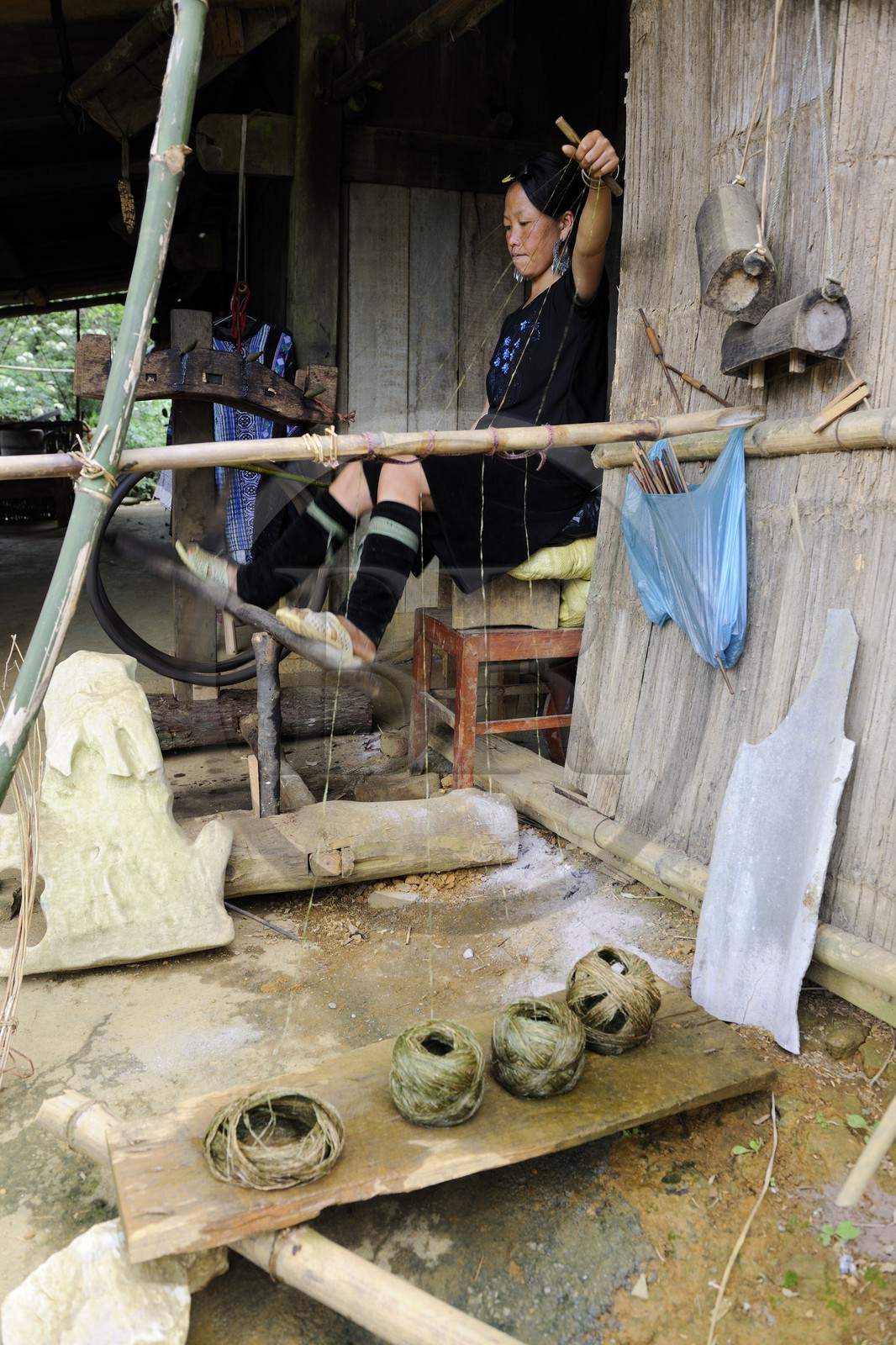 Vietnam, province de Lao Cai, région de Sapa, femme de la minorité Hmong Noir dans son atelier de tissage