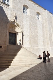 Croatie, Dalmatie, cote dalmate, Dubrovnik, centre historique classé Patrimoine Mondial de l'UNESCO, escalier du couvent dominicain (Dominikanski samostan)