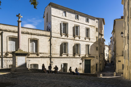 France, Hérault (34), Montpellier, centre historique appelé l’Ecusson, croix en bordure de la place du Canourgue et la rue du puits des Esquilles