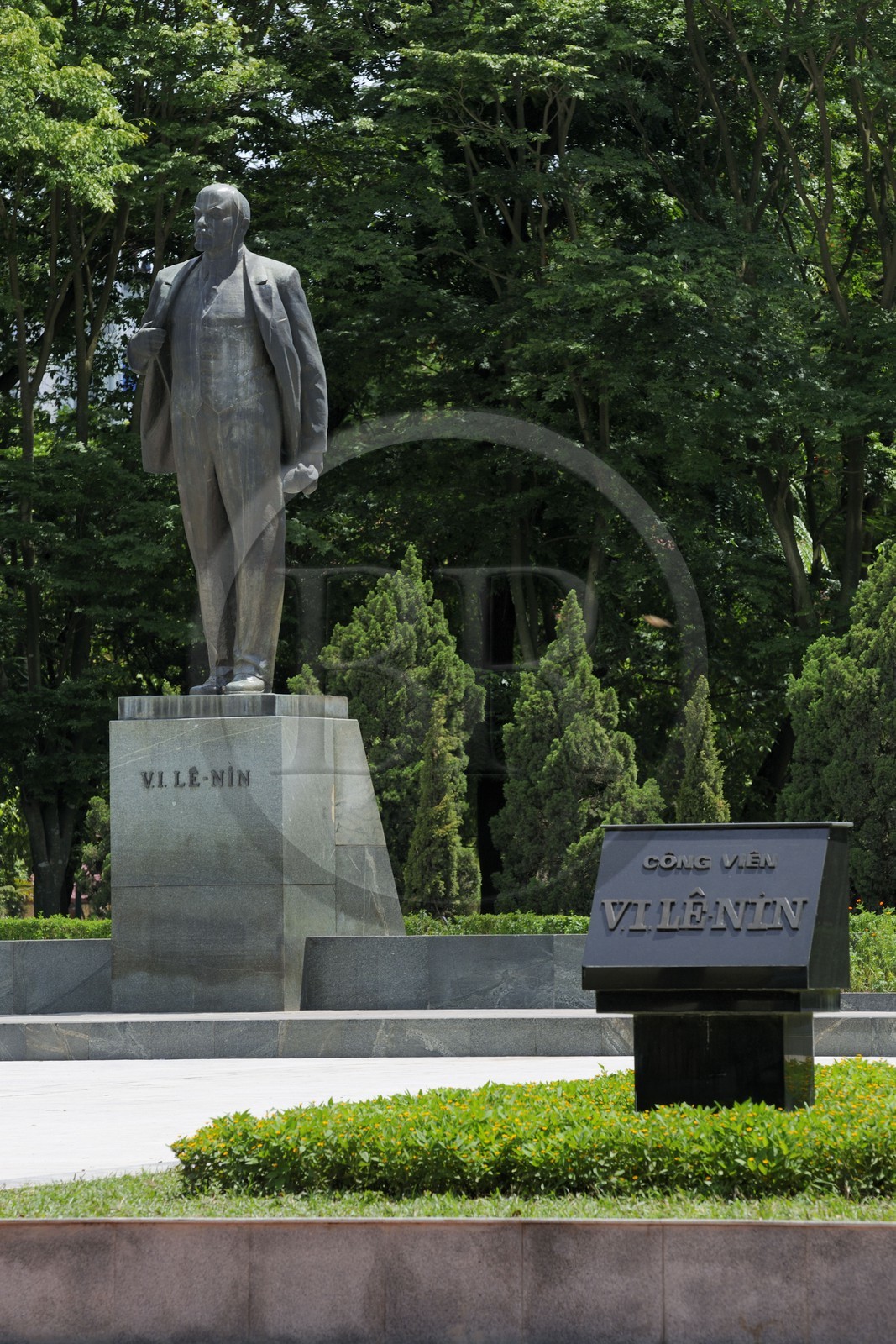 Vietnam, Hanoï, statue de Lénine face au musée de l'armée