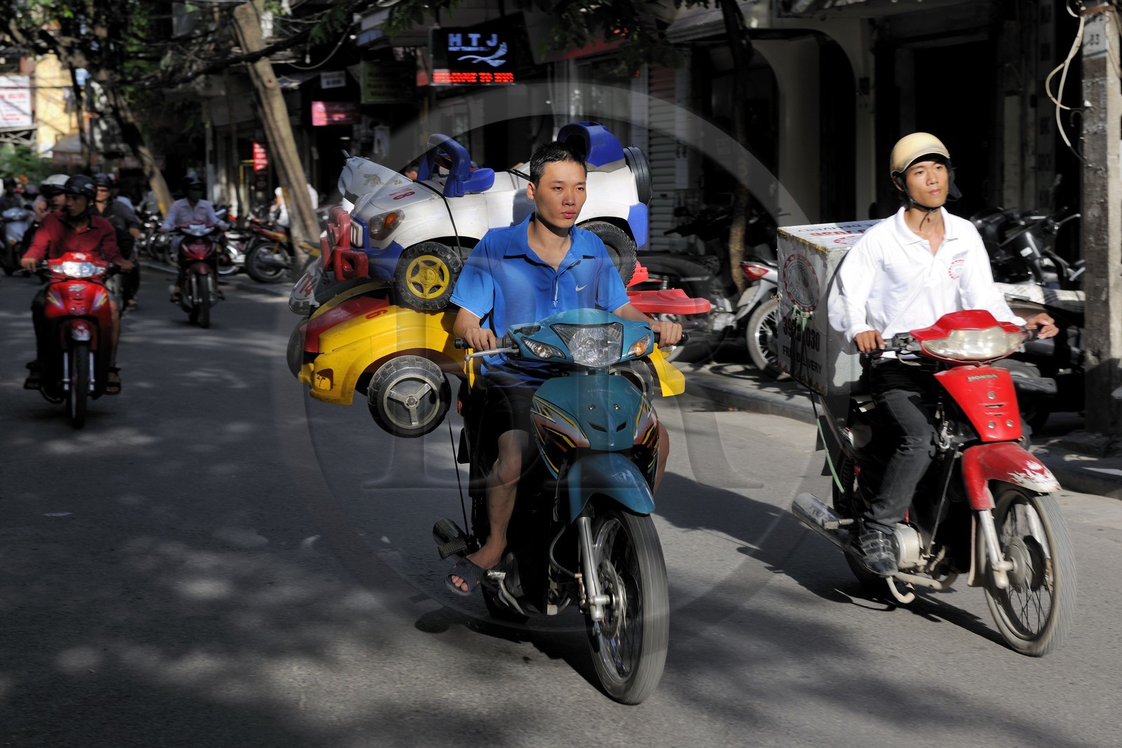 Vietnam, Hanoï, circulation en moto dans la vieille ville, transport de voitures d'enfants