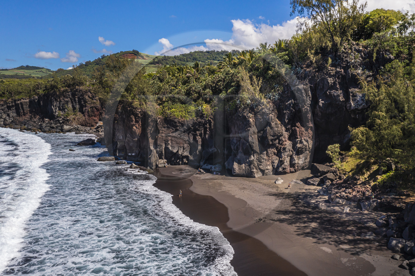 France, Ile de la Reunion, Saint-Joseph, plage de Ti Sable, plage de sable noir bordée par une falaise de lave volcanique (vue aérienne)
