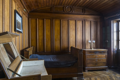 France, Gironde (33), le Verdon-sur-Mer, phare de Cordouan, classé Patrimoine Mondial de l'UNESCO, l'appartement de l'ingénieur dans le couronnement, salle lambrissée de chêne à la disposition des ingénieurs du service des Phares et Balises