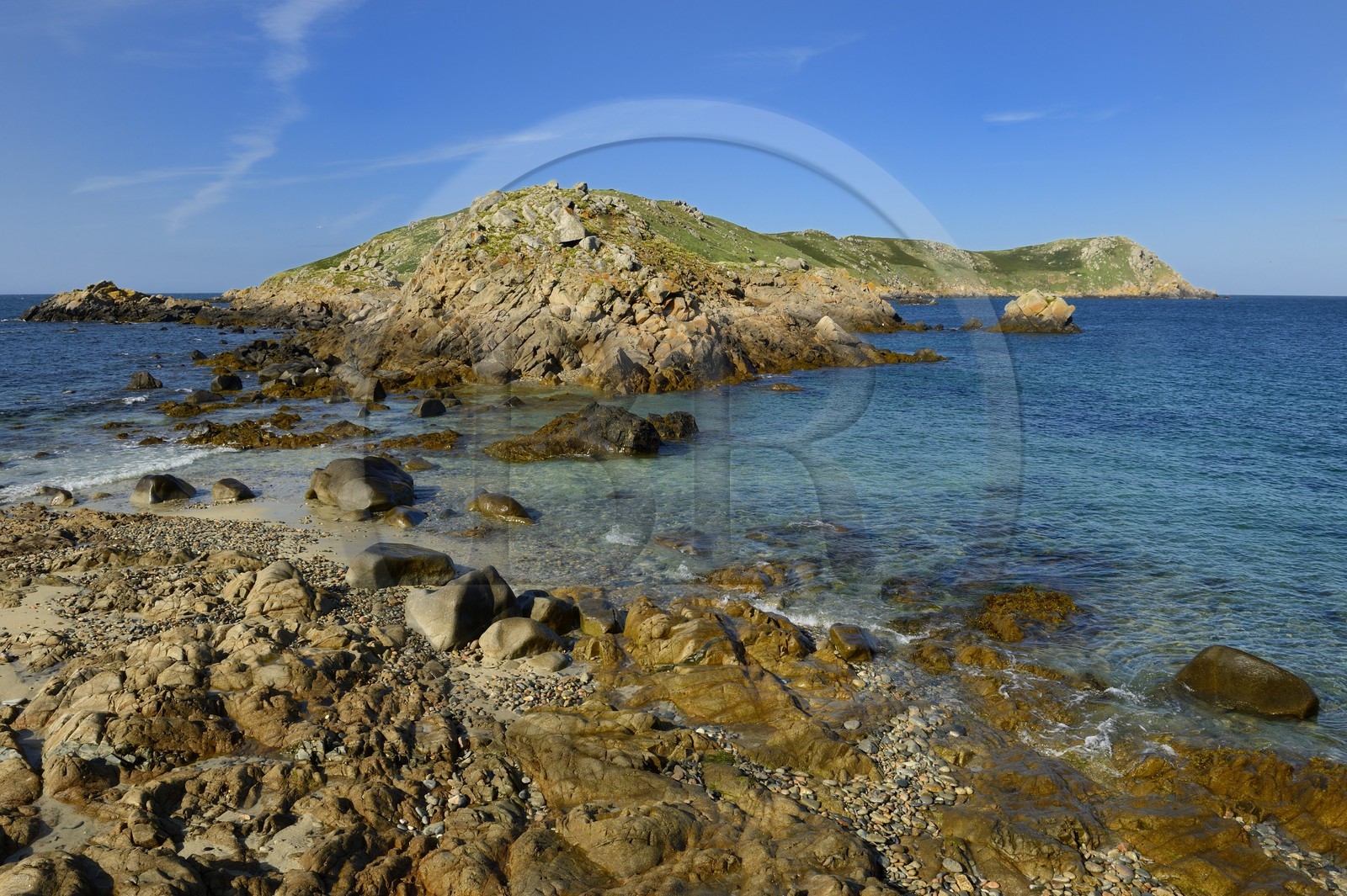 France, Côtes-d'Armor (22), Perros-Guirec, archipel et réserve ornithologique de Sept-Iles, Ile aux Moines et l'Ile Bono en arrière plan