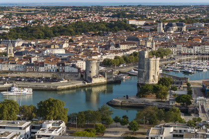 France, Charente-Maritime (17), La Rochelle, la Tour de la Chaine à gauche et la Tour Saint-Nicolas à droite protègent l'entrée du Vieux Port (vue aérienne)
