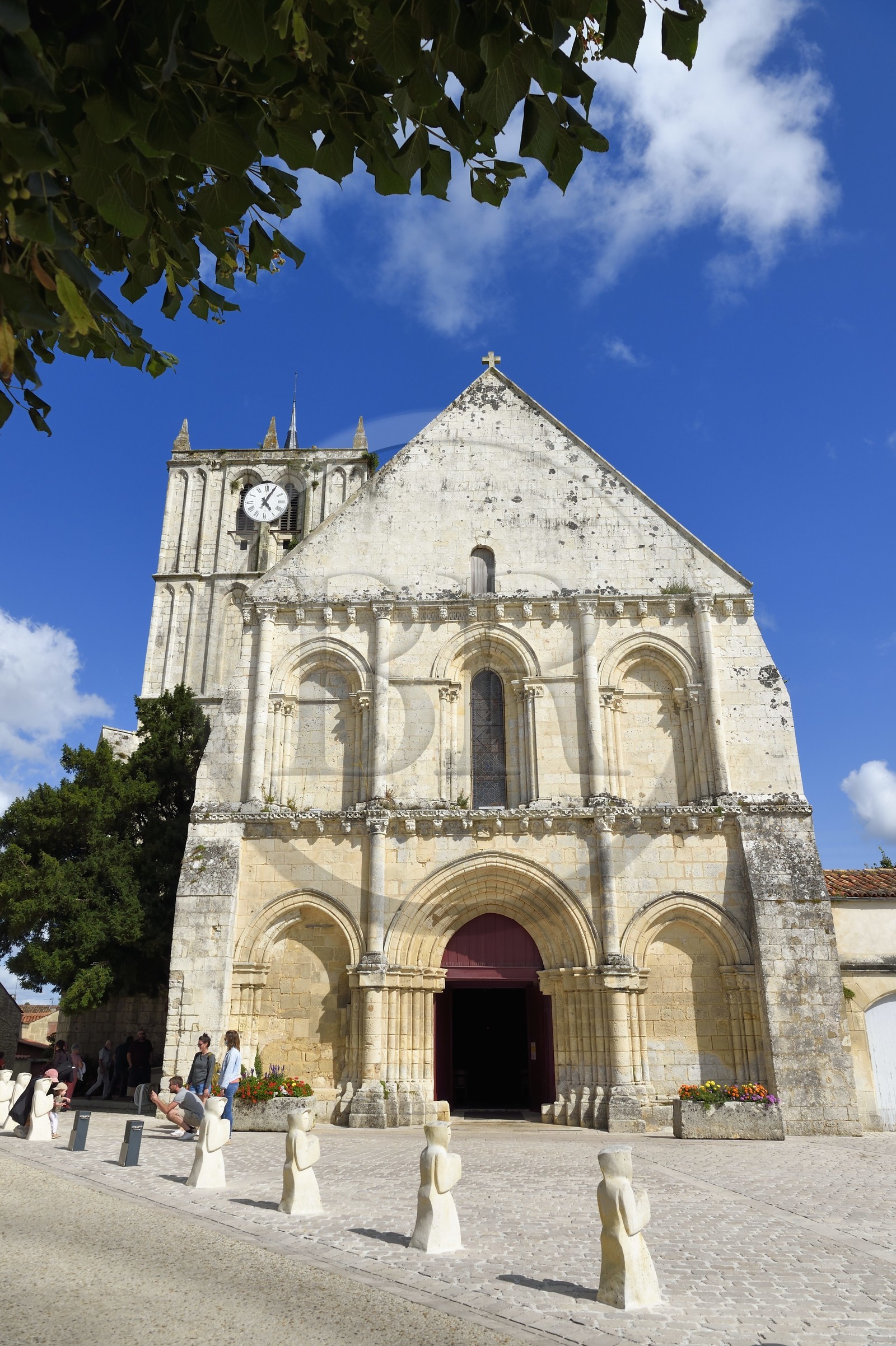 France, Charente-Maritime (17), Saintonge, Saint-Savinien, labellisé Villages de pierres et d'eau, église Saint-Savinien de style roman bâtie entre le XIIe siècle et le XIIIe siècle