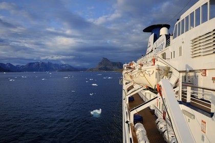 Groenland, fjord de Nanortalik, le bateau de croisière le Princess Danané progressant entre les icebergs