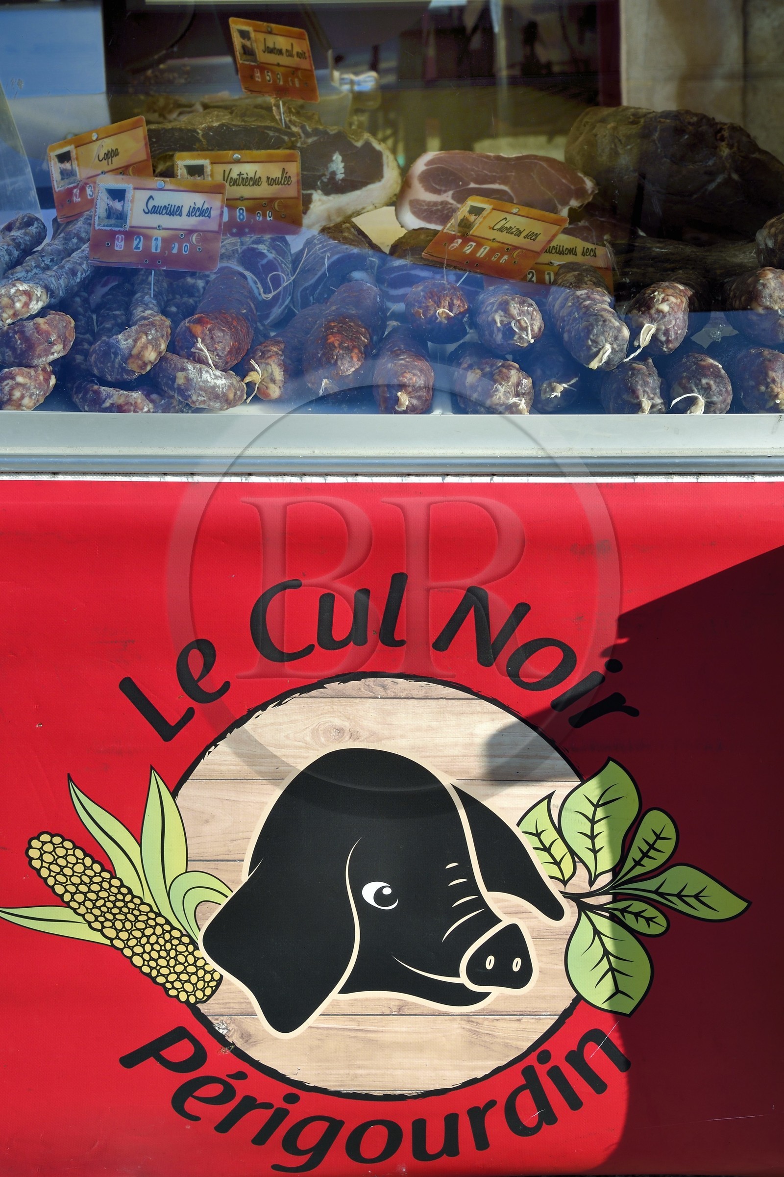 France, Dordogne (24), Périgord Vert, Thiviers, marché du samedi matin sur la place Foch, etal de charcutier