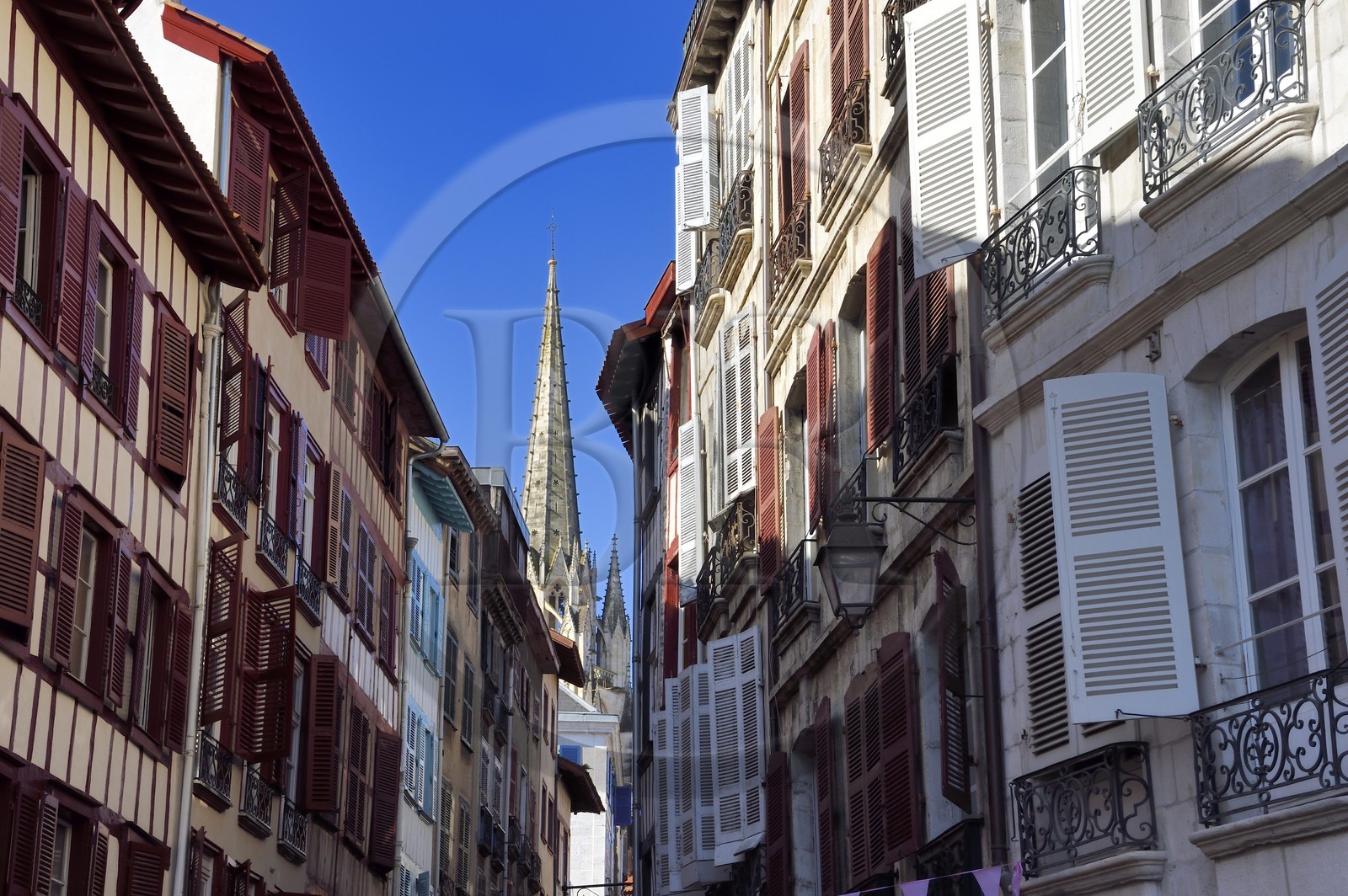 France, Pyrénées-Atlantiques (64), Pays-Basque, Bayonne, maisons traditionnelles rue Port de Castets et les flèches de la cathédrale Sainte-Catherine en arrière plan