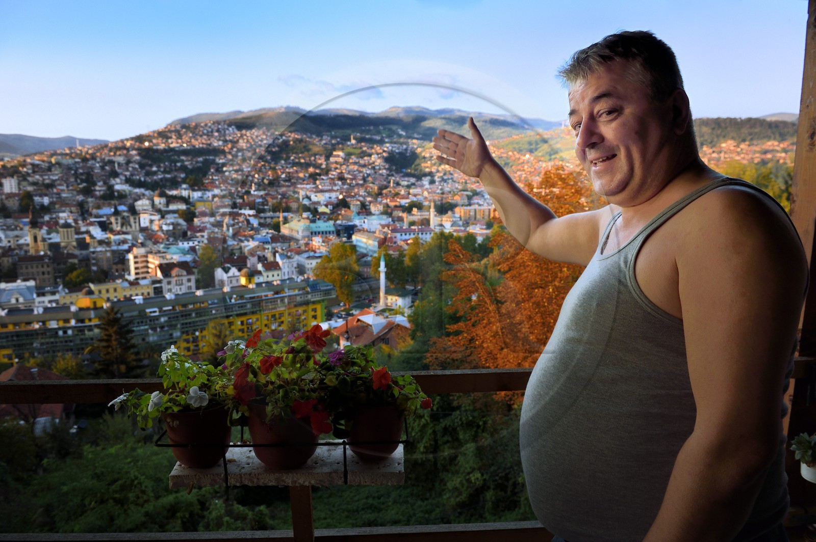 Bosnie-Herzégovine, Sarajevo, Nedim Ustalic ne se lasse pas de la vue sur la vieille ville depuis sa terrasse