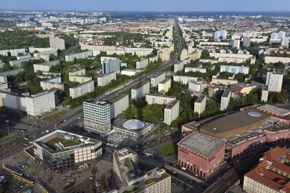 Allemagne, Berlin, quartier de Berlin-Mitte, Alexanderplatz au premier plan, la Karl-Marx Allee est la plus grande artère du pays menant d'Alexanderplatz à Frankfurter Tor