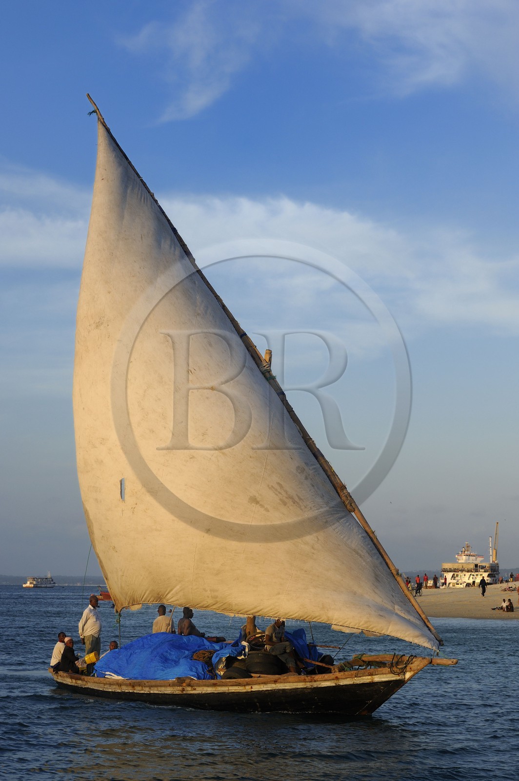 Tanzanie, archipel de Zanzibar, île de Unguja (Zanzibar), côte ouest, un dhow (boutre traditionnel) devant la plage de Stone Town