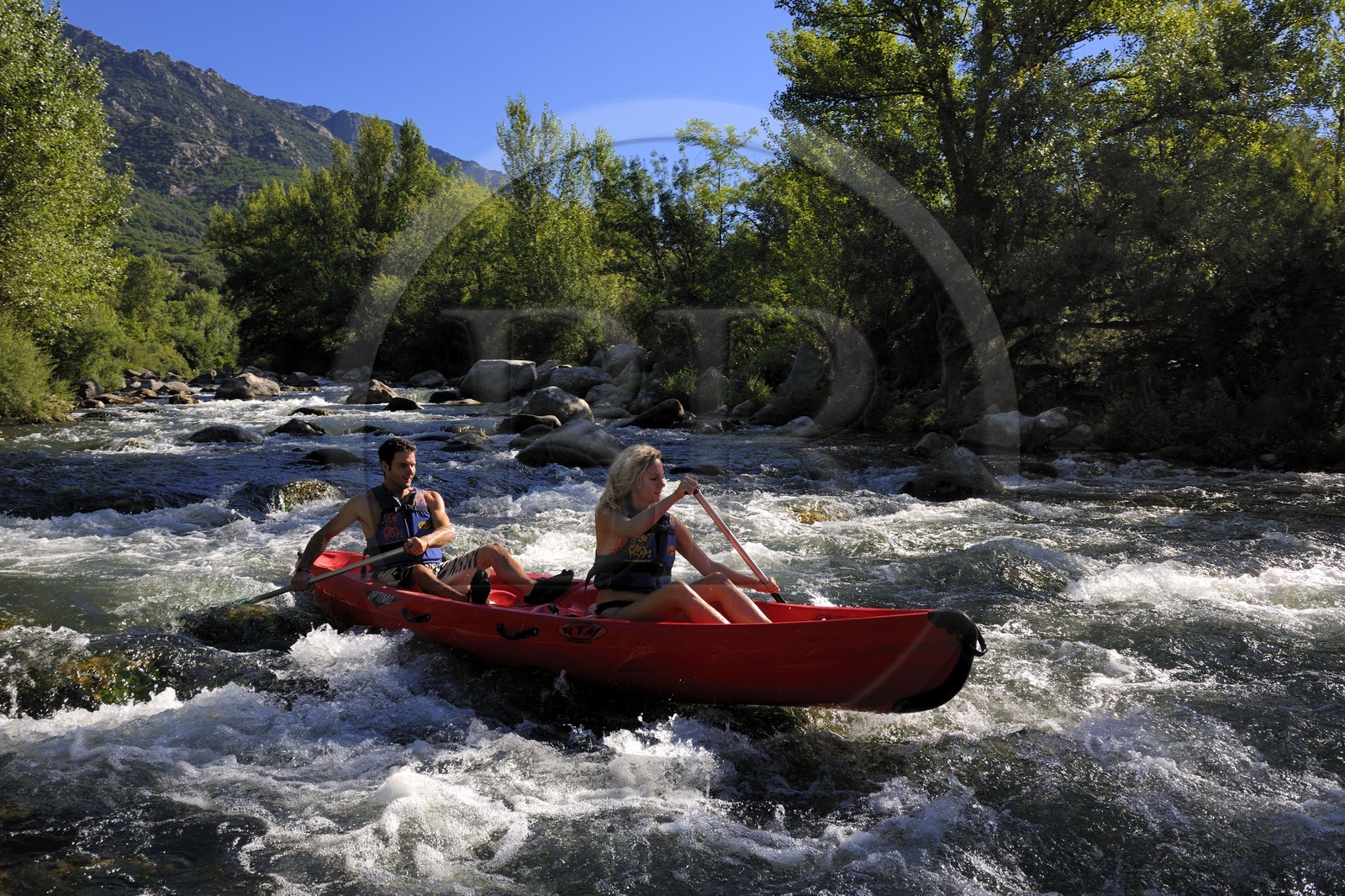 France, Hérault (34), vallée de l' Orb, descente en canoë-kayak de la rivière Orb au moulin de Travassac à Mons la Trivalle, le mont Caroux au fond