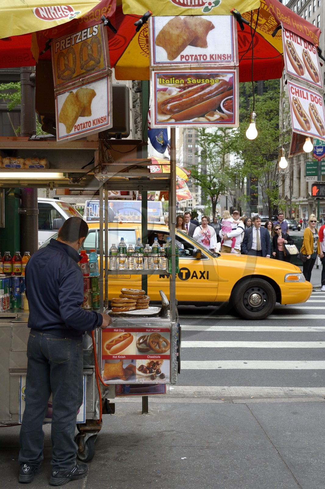 Etats-Unis, New York, Manhattan, vendeur ambulant de Hot Dog, de bretzel et de boissons