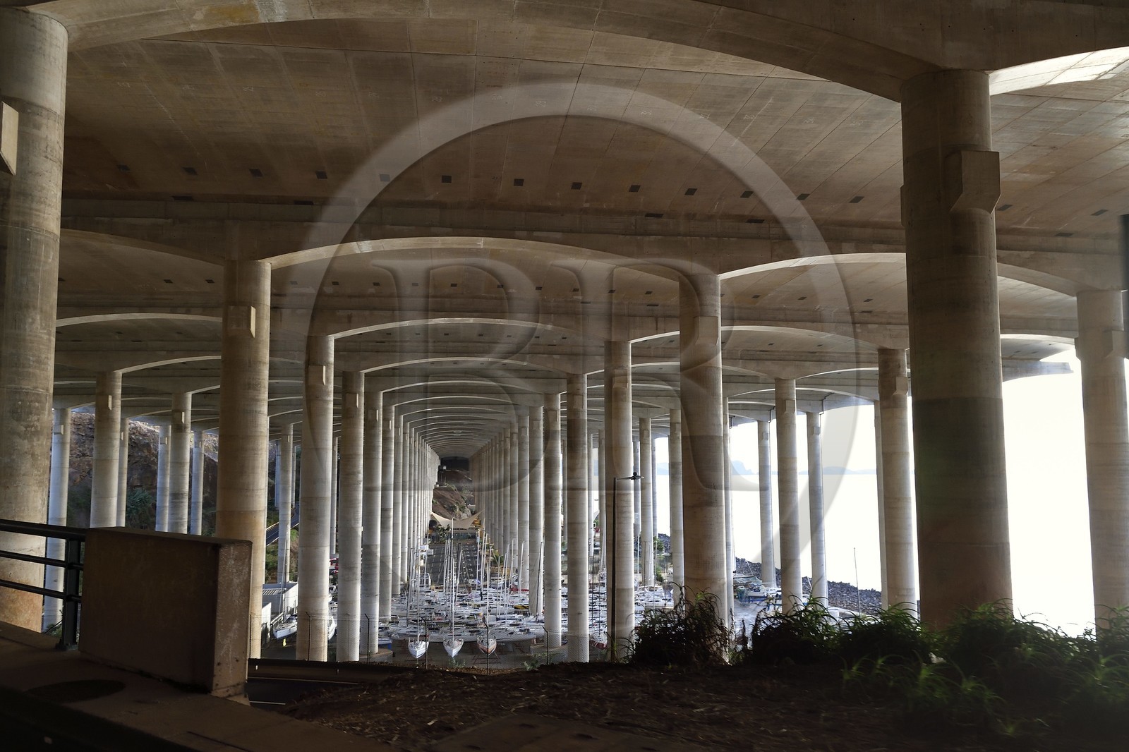 Portugal, Ile de Madère, Aéroport International de Madère Cristiano-Ronaldo qui dispose d'une piste de 2781m prolongée sur la mer grace à des piliers