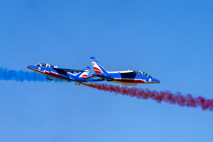 France, Bouches-du-Rhône (13), Salon-de-Provence, base aerienne 701, base de la Patrouille de France (PAF pour Patrouille acrobatique de France) de l'Armée de l'air et de l'espace française, figure de croisement des solos lors d'un vol d'entrainement des avions Alphajet
