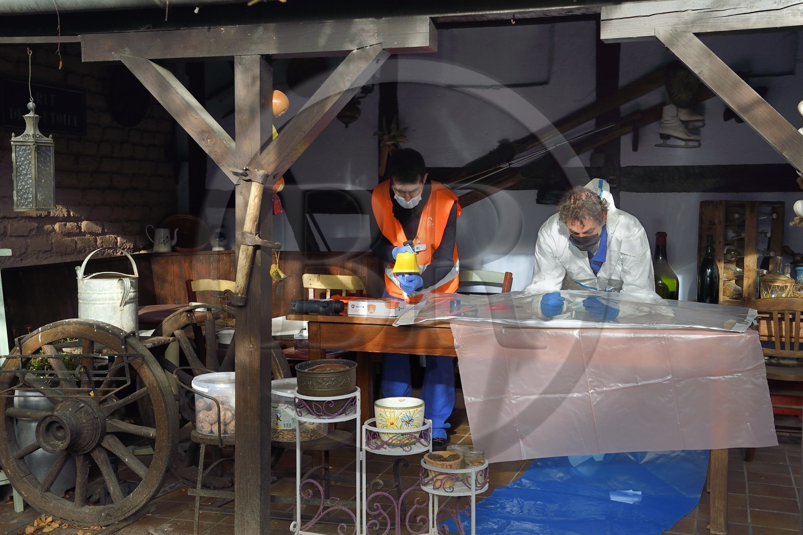 France, Bas-Rhin (67), Schiltigheim, intervention de deux ingénieurs de l’Agence nationale pour la gestion des déchets radioactifs (Andra) chez des particuliers pour enlever la radioactivité d’un modèle rare de fontaine au radium centenaire