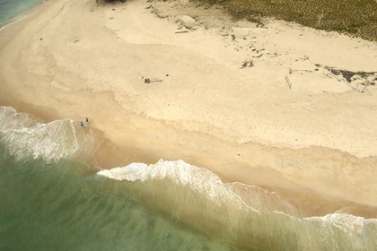 Gabon, province de l'Estuaire, la plage de la Pointe Denis qui fait face à Libreville de l'autre côté de l'Estuaire du Gabon (vue aérienne)