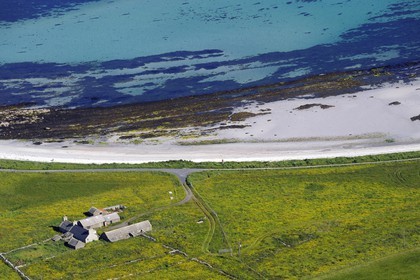 Royaume-Uni, Ecosse, Iles Orcades, Ile de Papa Westray, ferme en bordure de mer (vue aérienne)